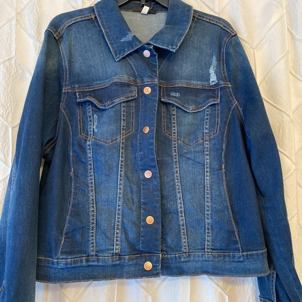 Jean jacket with distressed detailing